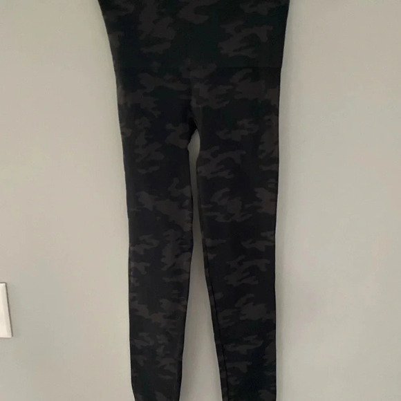 NWT Spanx Look At Me Now Leggings Black Camo Seamless High Waist Cropped medium - Picture 2 of 4